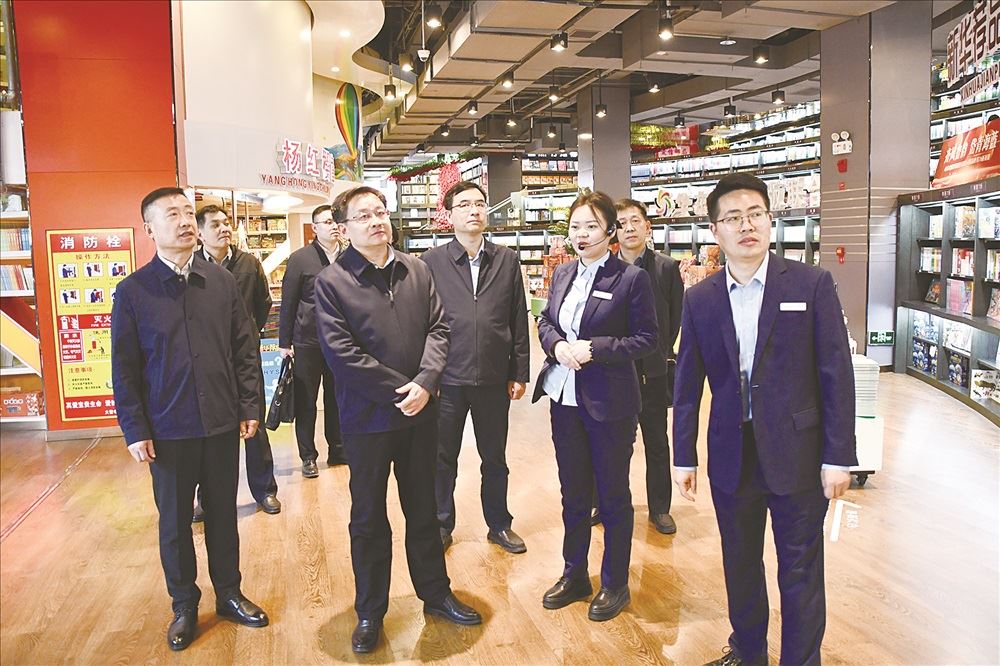 出版集团党委书记、董事长刘文强到书店集团枣庄分公司、出版集团驻青岛各单位调研